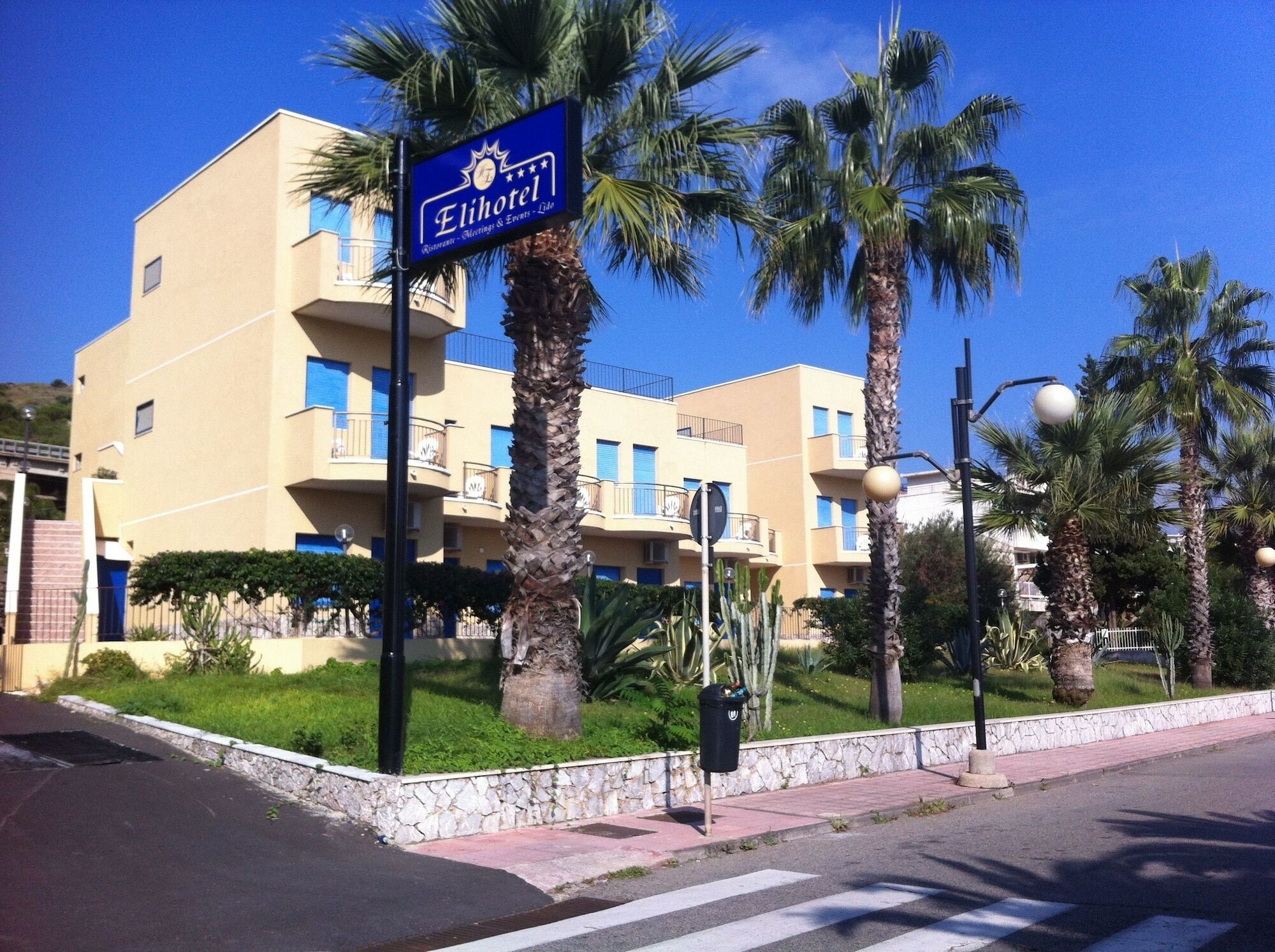 Elihotel Сант-Алессио-Сикуло Экстерьер фото